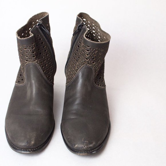 Klub Nico Size 8 Gray Ankle Boots with Laser Cutouts - Picture 5 of 14